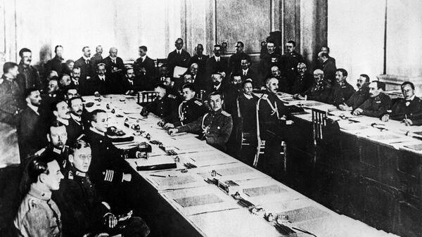 Заседание мирной конференции в Брест-Литовске, во время которой был заключен Брестский мир между Советской Россией и Германией, Австро-Венгрией, Болгарией и Турцией. 1918г