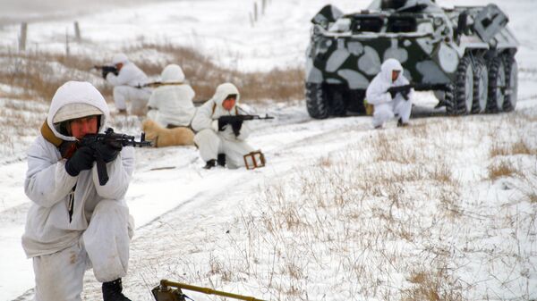 Военнослужащие инженерной роты армии ЛНР во время работ по разминированию на линии разграничения в Луганске. Архивное фото