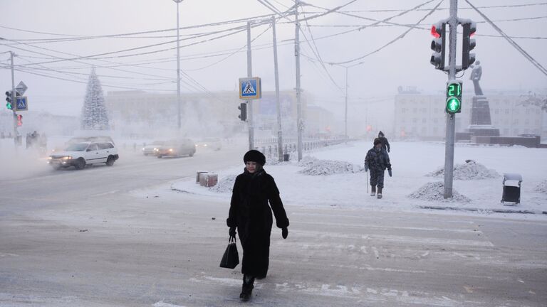 Местные жители на проспекте Ленина в городе Якутске