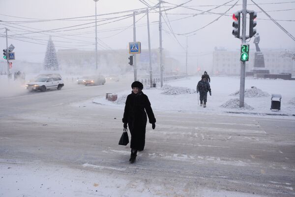 Местные жители на проспекте Ленина в городе Якутске