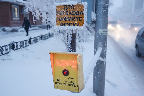 Кнопка для пешеходов на светофоре в городе Якутске