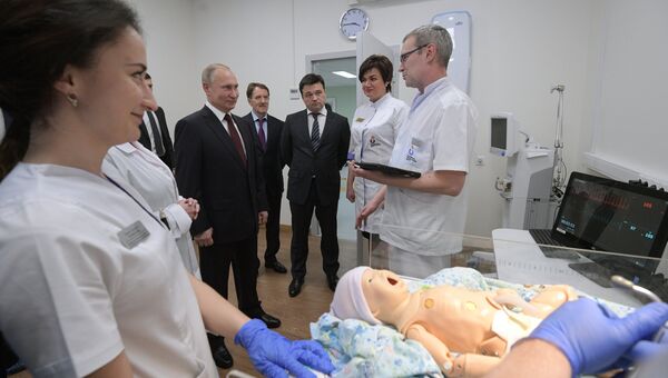 Владимир Путин во время посещения Коломенского перинатального центра. 17 января 2018