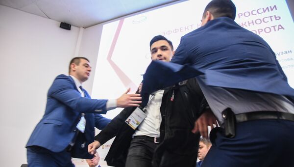 Участник Гайдаровского форума, бросивший в сторону главы УК Роснано Анатолия Чубайса пачку листовок. 17 января 2018