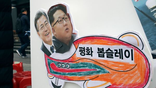 Фотографии президента Южной Кореи Мун Чжэ Ина и лидера КНДР Ким Чен Ына в Сеуле