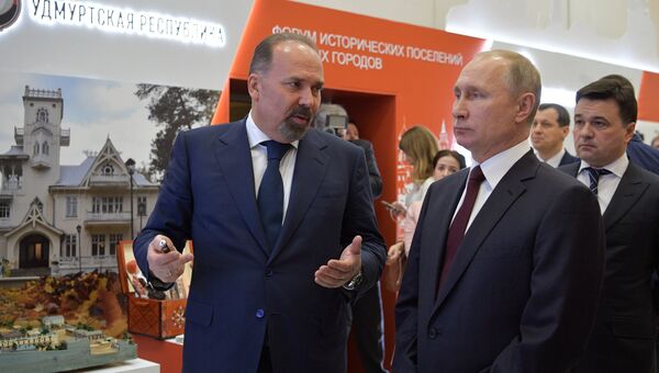 Владимир Путин и министр строительства и жилищно-коммунального хозяйства РФ Михаил Мень в Коломне. 17 января 2018
