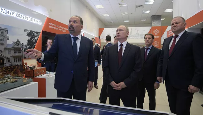 Владимир Путин и министр строительства и жилищно-коммунального хозяйства РФ Михаил Мень в Коломне. 17 января 2018