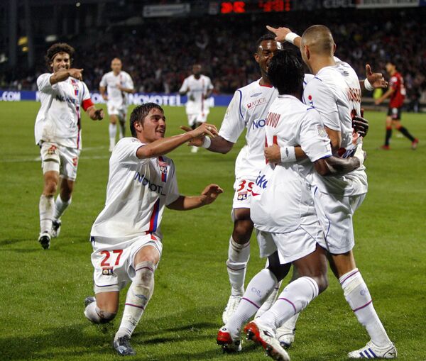 Лион празднует гол в ворота Ниццы в матче чемпионата Франции