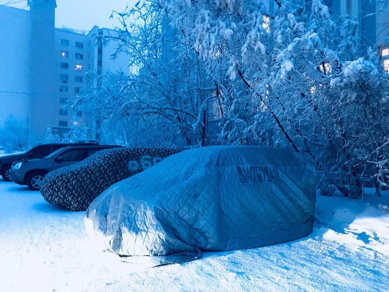 Автомобили на ночь оставляют в теплых чехлах Автомобили на ночь оставляют в теплых чехлах