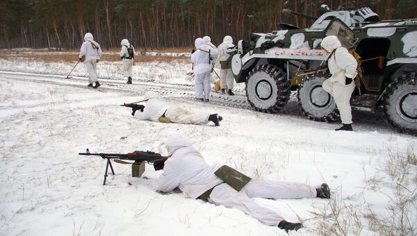 Военнослужищие инженерной роты армии ЛНР во время работ по разминированию на линии разграничения в Луганске