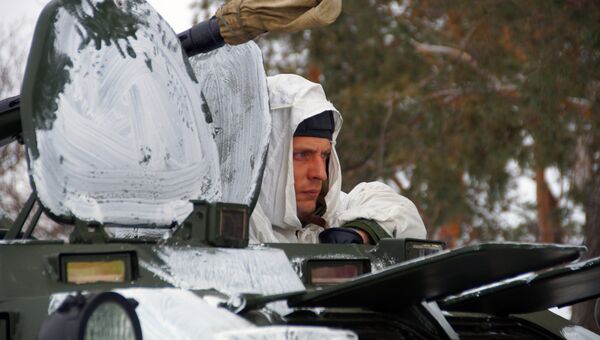 Военнослужащий инженерной роты армии ЛНР во время работ по разминированию на линии разграничения в Луганске. Архивное фото