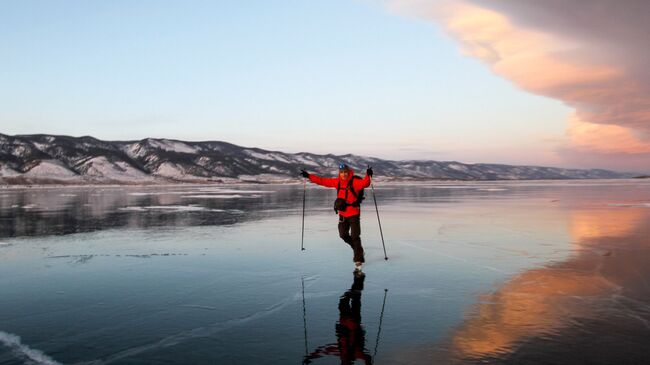 Мужчина на коньках на льду озера Байкал. Архивное фото