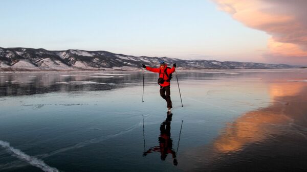 Мужчина на коньках на льду озера Байкал