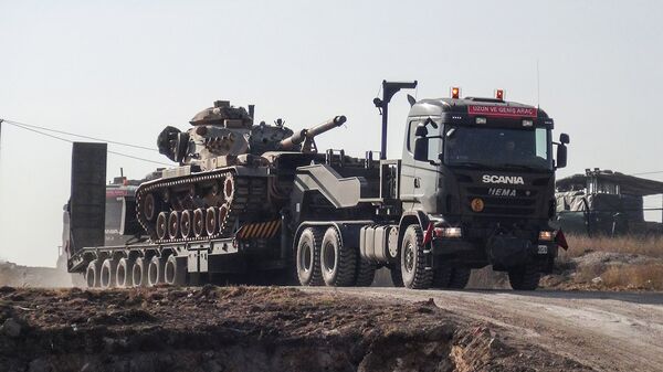 Грузовик, перевозящий турецкую военную технику, в районе турецко-сирийской границы. Архивное фото