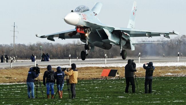 Посадка тяжелого истребителя Су-30М2 на автотрассу в Ростовской области. 17 января 2018