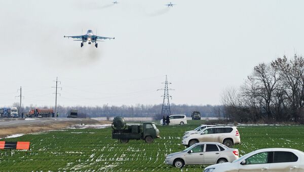 Истребитель-бомбардировщик Су-34 и два тяжелых истребителя Су-30М2 во время посадки на автотрассу в Ростовской области