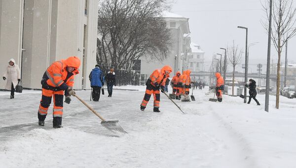 Сотрудники коммунальных служб Москвы ликвидируют последствия сильного снегопада на Зубовском бульваре. 18 января 2018
