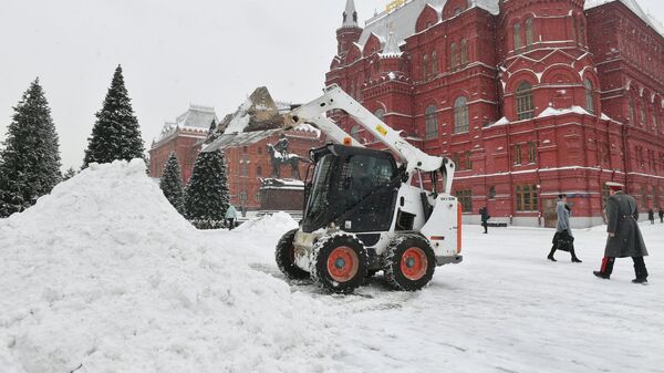 Сотрудники коммунальных служб Москвы ликвидируют последствия сильного снегопада на Манежной площади. 18 января 2018