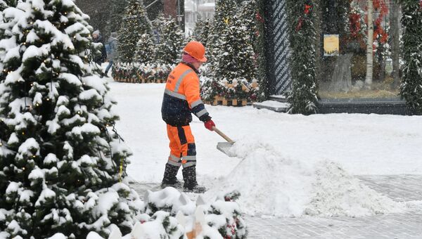 Сотрудница коммунальных служб Москвы во время ликвидации последствий сильного снегопада на Манежной площади. 18 января 2018