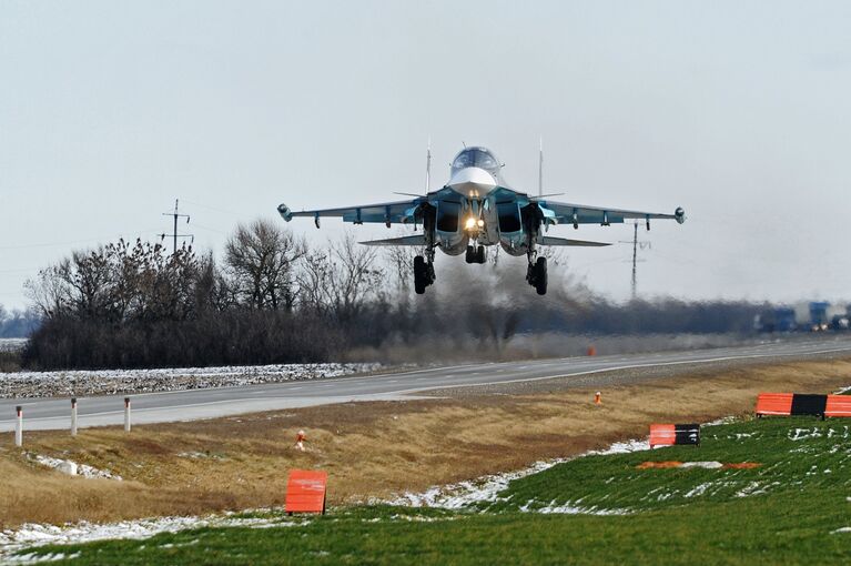 Истребитель-бомбардировщик Су-34 во время посадки на автотрассу в Ростовской области в ходе летно-тактических учений 4-й армии ВВС и ПВО Южного военного округа