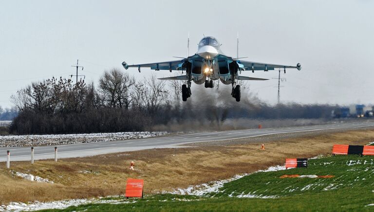 Истребитель-бомбардировщик Су-34 во время посадки на автотрассу в Ростовской области в ходе летно-тактических учений 4-й армии ВВС и ПВО Южного военного округа