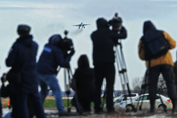Журналисты наблюдают за посадкой на автотрассу в Ростовской области истребителя-бомбардировщика Су-34 в ходе летно-тактических учений 4-й армии ВВС и ПВО Южного военного округа