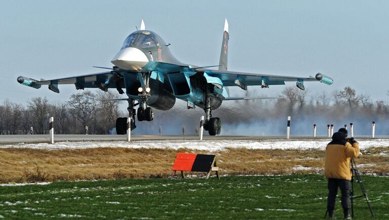 Истребитель-бомбардировщик Су-34 во время посадки на автотрассу в Ростовской области в ходе летно-тактических учений 4-й армии ВВС и ПВО Южного военного округа