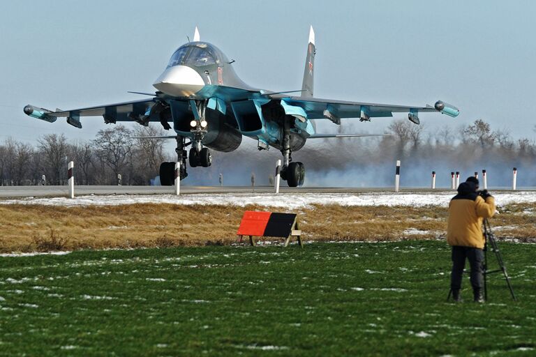 Истребитель-бомбардировщик Су-34 во время посадки на автотрассу в Ростовской области в ходе летно-тактических учений 4-й армии ВВС и ПВО Южного военного округа