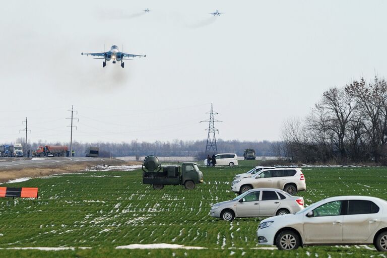 Истребитель-бомбардировщик Су-34 и два тяжелых истребителя Су-30М2 во время захода на посадку на автотрассу в Ростовской области в ходе летно-тактических учений 4-й армии ВВС и ПВО Южного военного округа