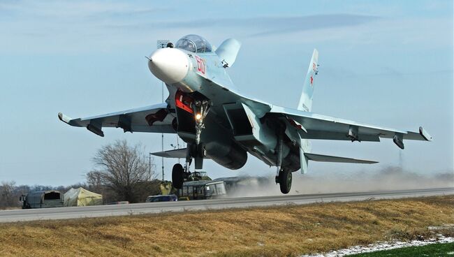 Тяжелый истребитель Су-30М2 во время посадки на автотрассу в Ростовской области в ходе летно-тактических учений 4-й армии ВВС и ПВО Южного военного округа