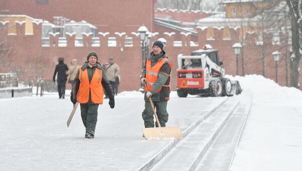Сотрудники коммунальных служб Москвы во время ликвидации последствий сильного снегопада на Манежной площади. 18 января 2018