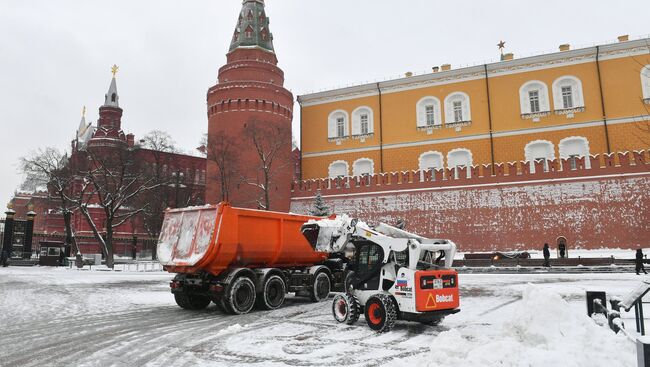 Снегоуборочная техника коммунальных служб Москвы во время ликвидации последствий сильного снегопада на Манежной площади возле Могилы Неизвестного Солдата. 18 января 2018