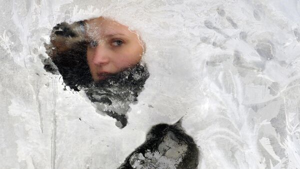 Молодые люди во время снегопада в Киеве