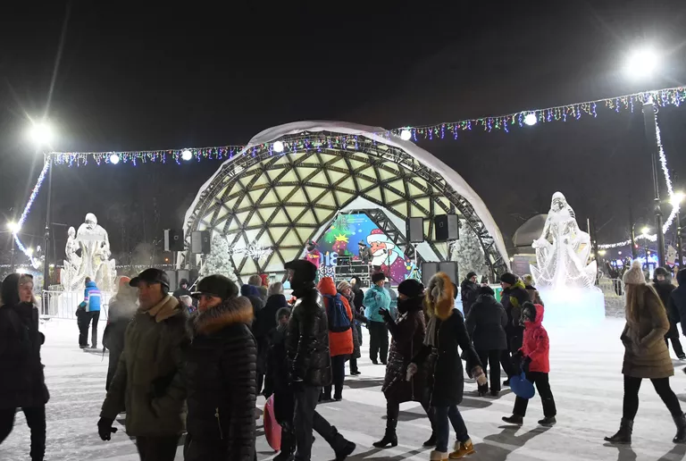 Горожане во время праздничных гуляний в ледовом городке на Новособорной площади Томска Горожане во время праздничных гуляний в ледовом городке на Новособорной площади Томска