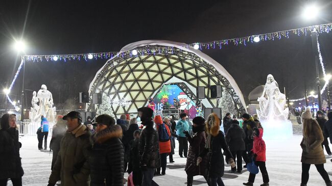 Горожане во время праздничных гуляний