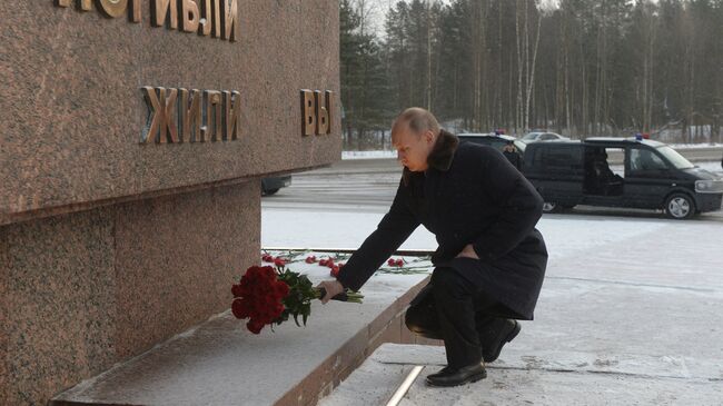 Президент РФ Владимир Путин на церемонии возложения цветов к монументу Рубежный камень на военно-историческом комплексе Невский пятачок в Ленинградской области. 18 января 2018