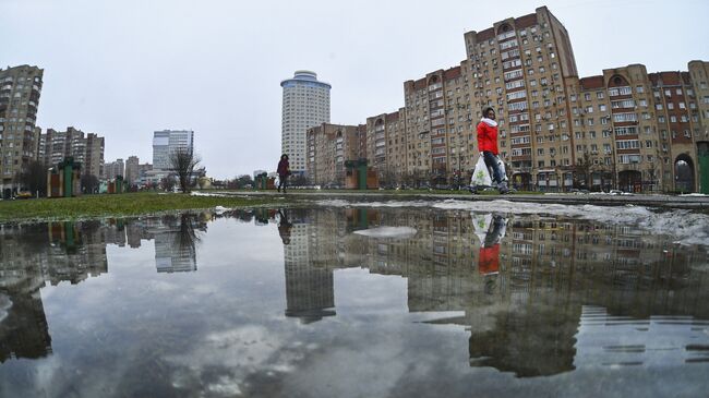 Девушка идет с пакетами по улице. Москва