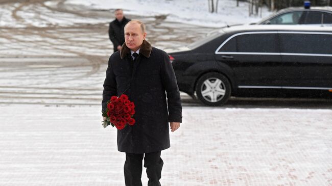 Президент РФ Владимир Путин на церемонии возложения цветов к монументу Рубежный камень на военно-историческом комплексе Невский пятачок в Ленинградской области. 18 января 2018