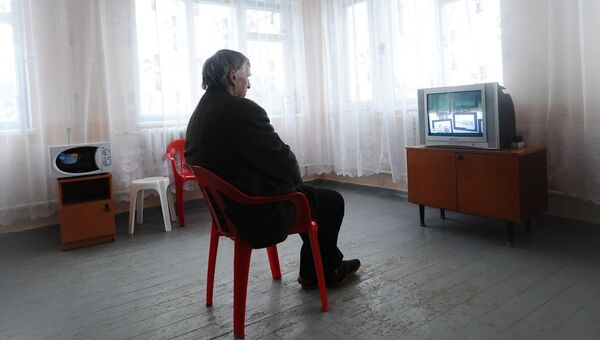 Мужчина смотрит телевизор. Архивное фото