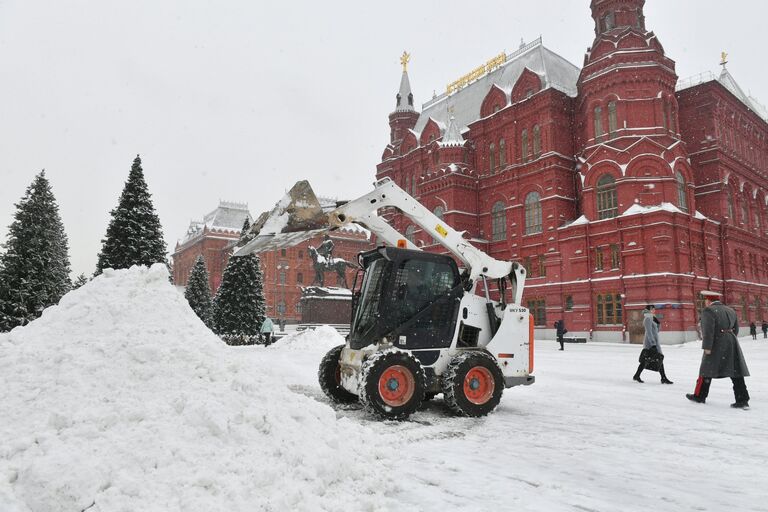 Сотрудники коммунальных служб Москвы ликвидируют последствия сильного снегопада на Манежной площади