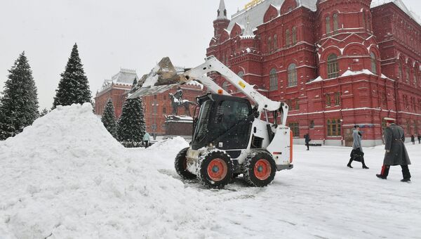 Сотрудники коммунальных служб Москвы ликвидируют последствия сильного снегопада на Манежной площади
