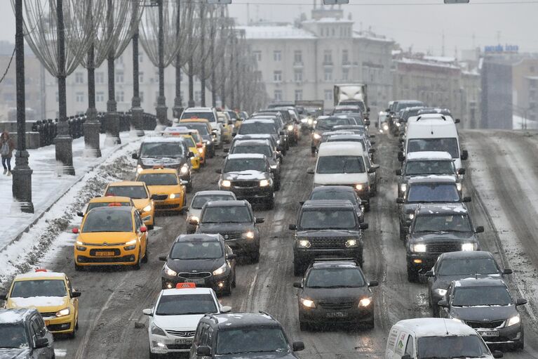 Автомобильное движение во время снегопада в Москве