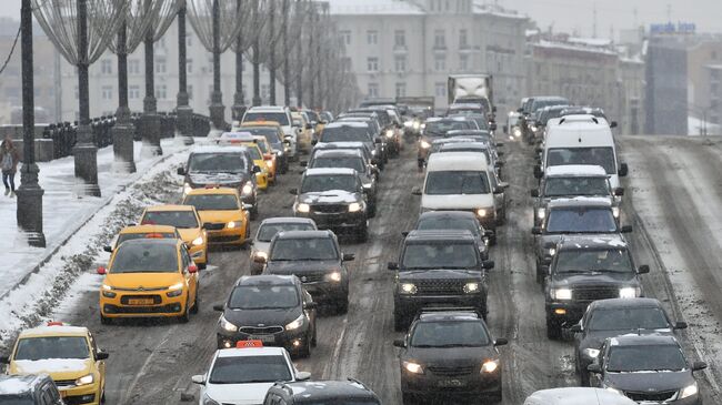 Автомобильное движение во время снегопада в Москве. Архивное фото