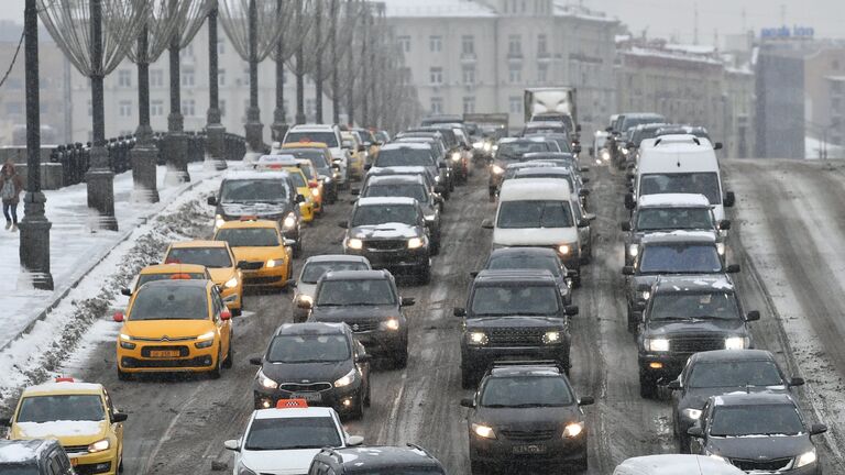 Автомобильное движение во время снегопада в Москве