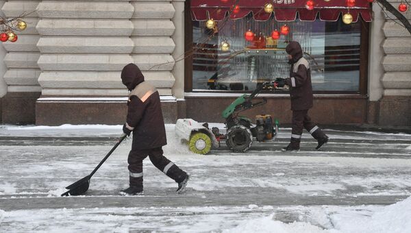 Сотрудники коммунальных служб Москвы во время ликвидации последствий сильного снегопада на Красной площади