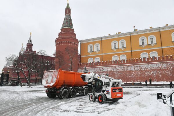 Снегоуборочная техника коммунальных служб Москвы во время ликвидации последствий сильного снегопада на Манежной площади возле Могилы Неизвестного Солдата