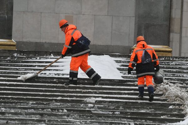 Сотрудники коммунальных служб Москвы во время ликвидации последствий сильного снегопада