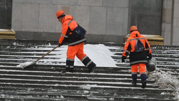 Сотрудники коммунальных служб Москвы во время ликвидации последствий сильного снегопада