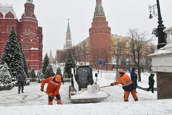 Сотрудники коммунальных служб Москвы ликвидируют последствия сильного снегопада на Манежной площади
