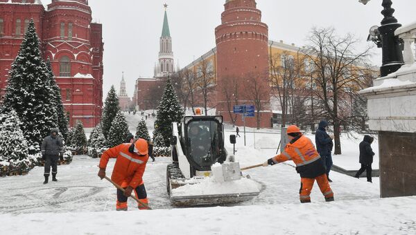 Сотрудники коммунальных служб Москвы ликвидируют последствия сильного снегопада. Архивное фото
