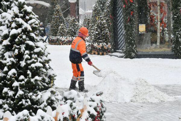 Сотрудница коммунальных служб Москвы во время ликвидации последствий сильного снегопада на Манежной площади